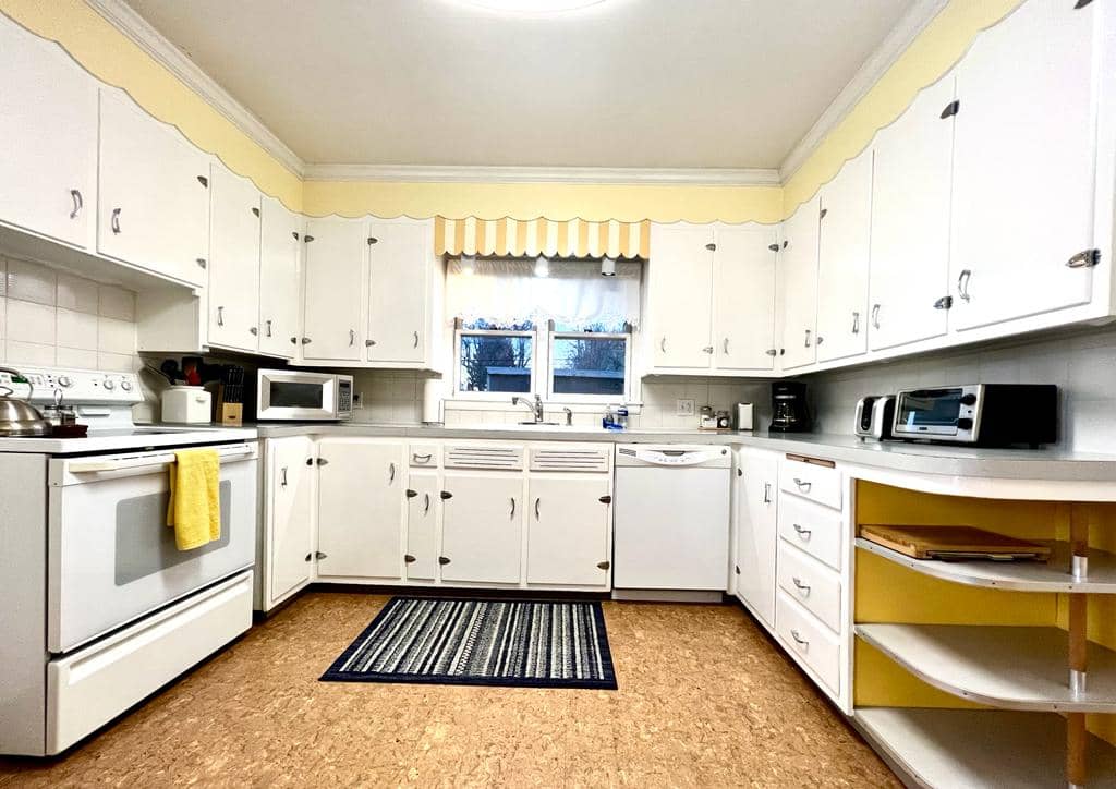 Spacious kitchen, clean and simple, fully stocked with all dishware for 8