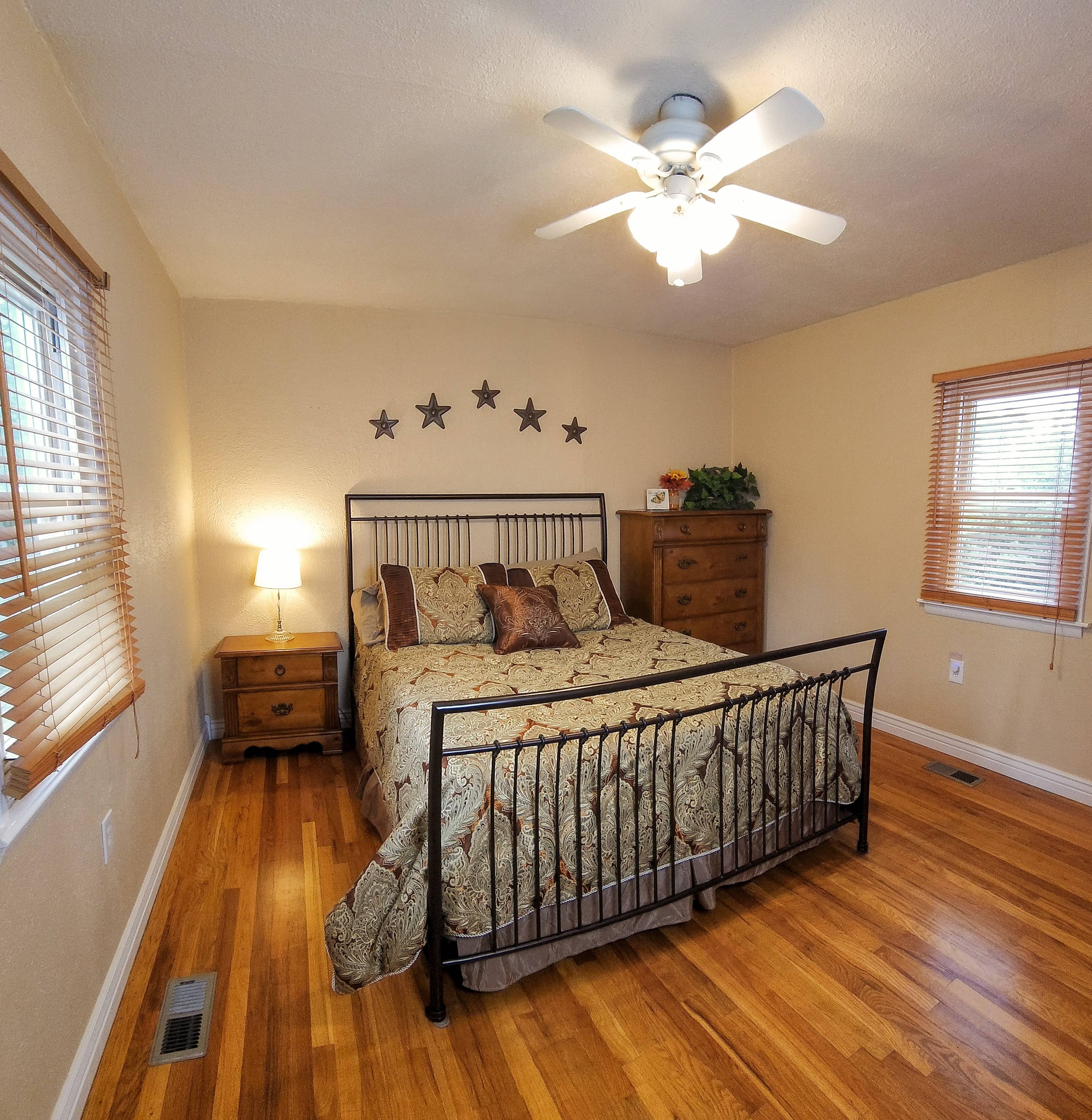 Spacious king bed in modern styled room