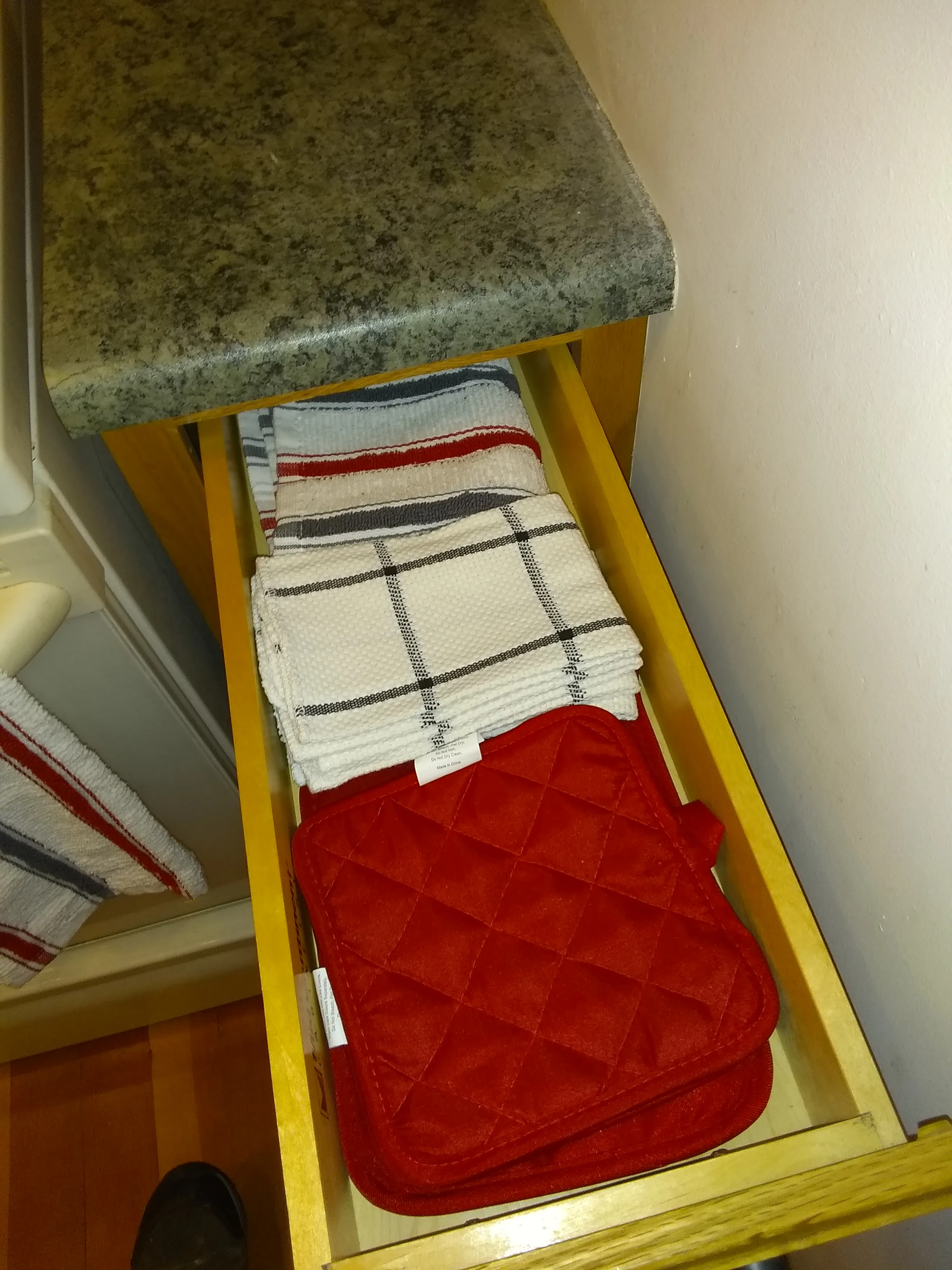 Oven mitts, kitchen towels, fully stocked for cooking