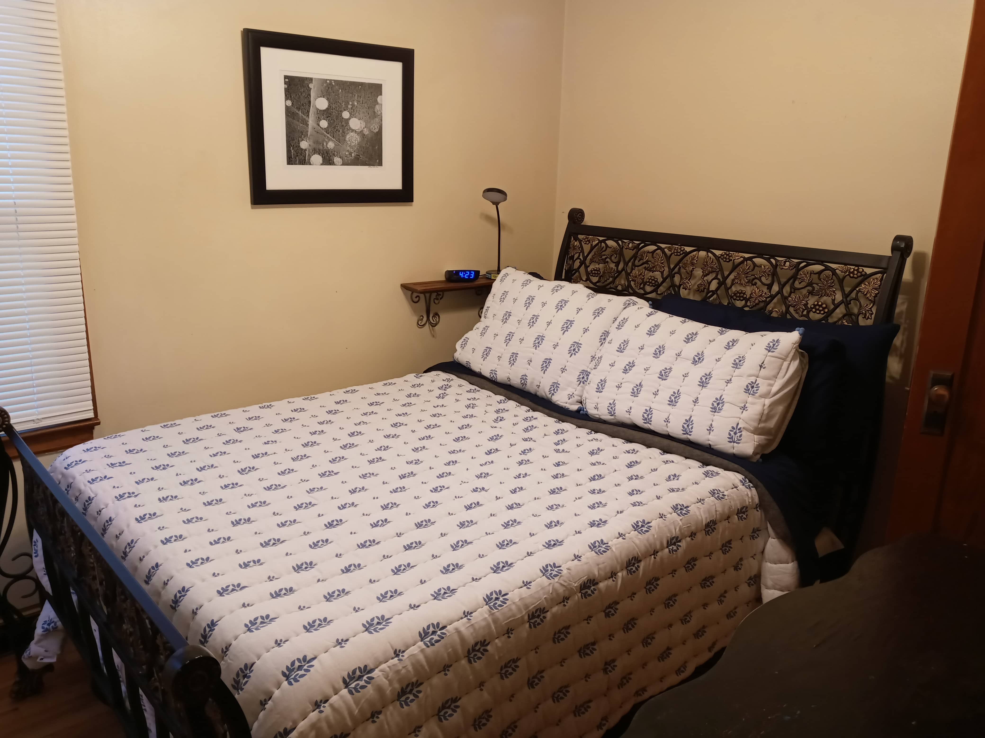 Queen bed in a neatly decorated room