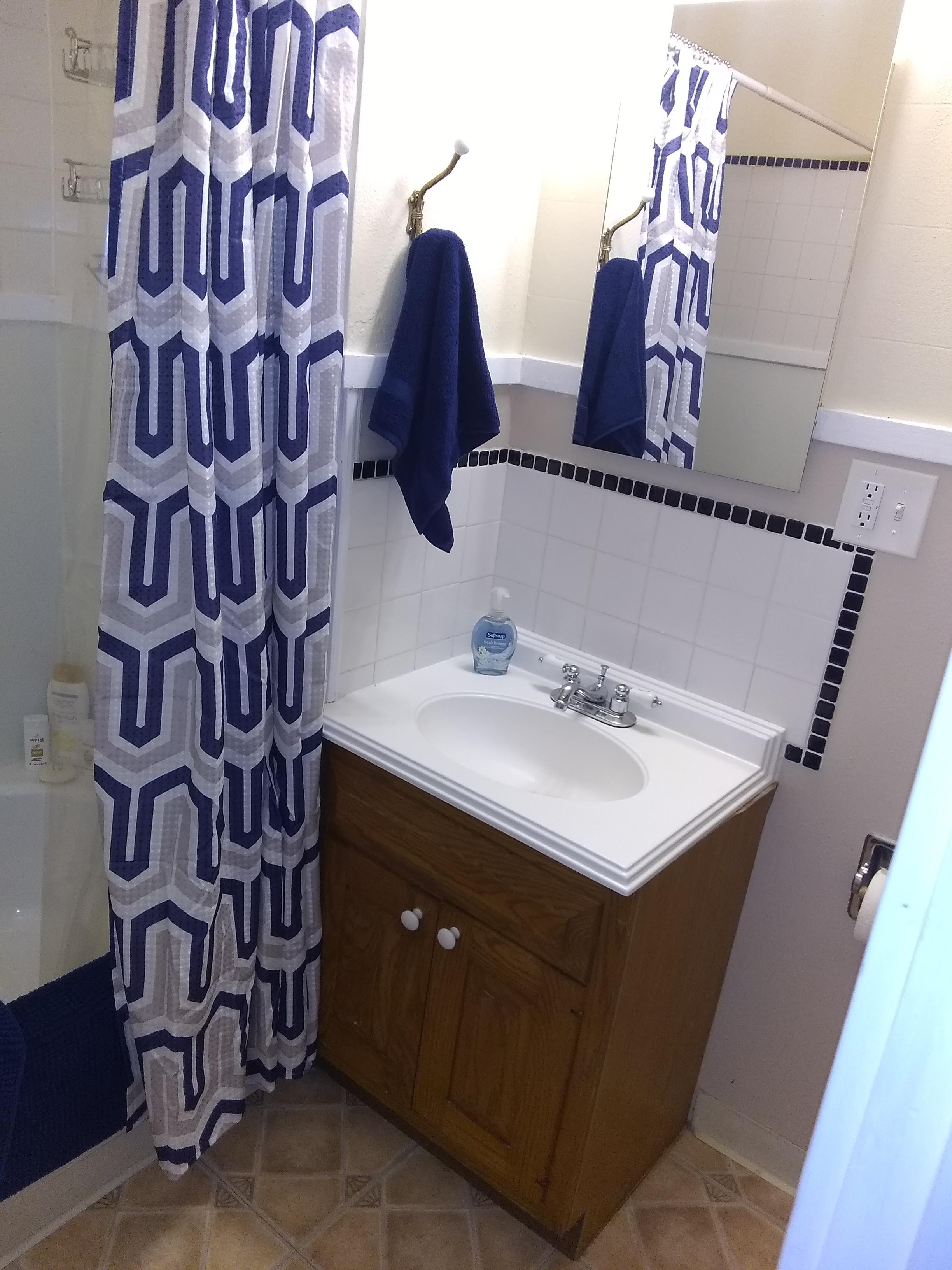 Bathroom with toilet, well-supplied with decorative towels